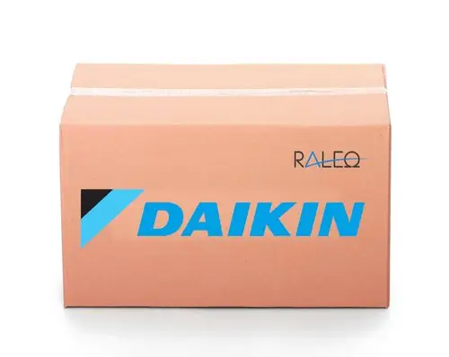 Brauner Karton mit Daikin-Logo auf der Frontseite. Auf der Oberseite ist eine transparente Klebebandnaht sichtbar.